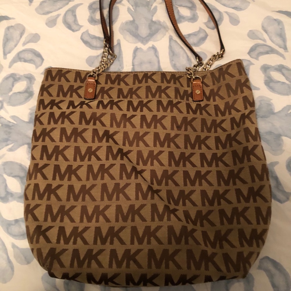 Michael Kors purse in excellent condition.